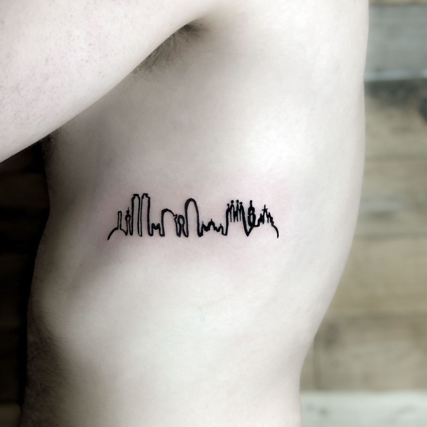 tatuaje blanco y negro skyline de barcelona