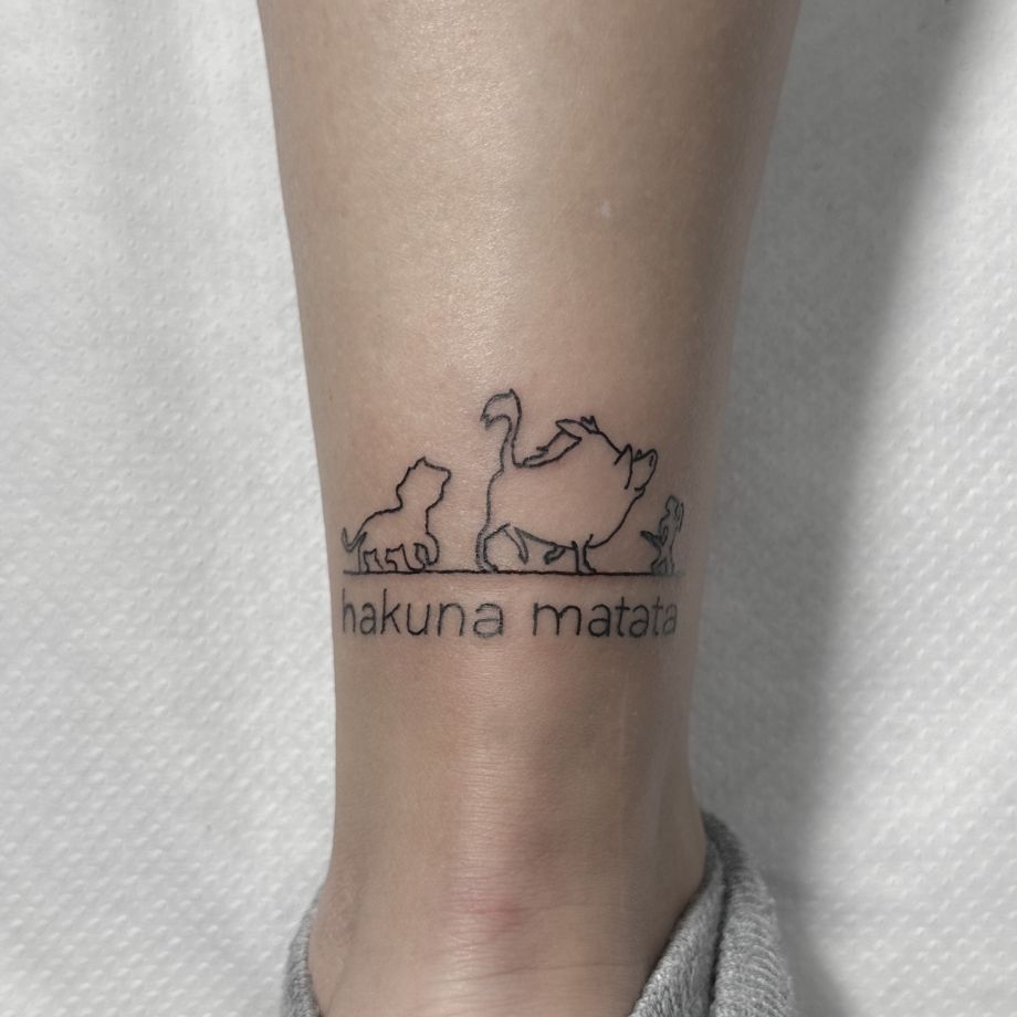 Tatuaje de línea de Simba, Timón y Pumba