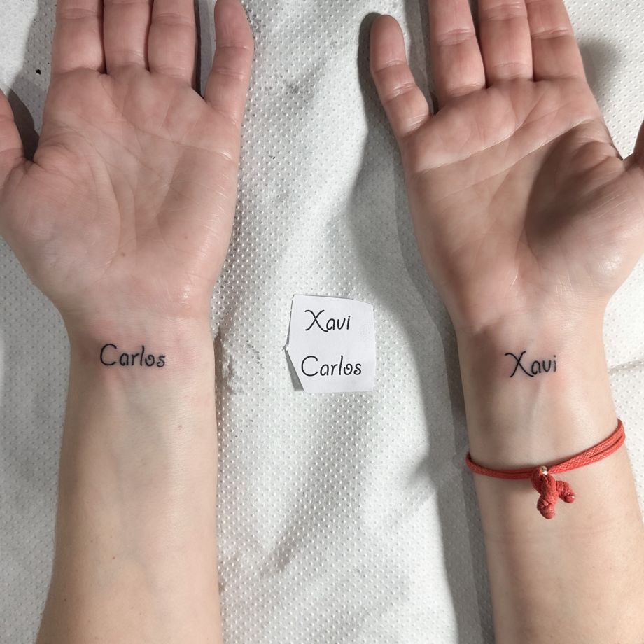 Tatuaje lettering de los nombres Carlos y Xavi