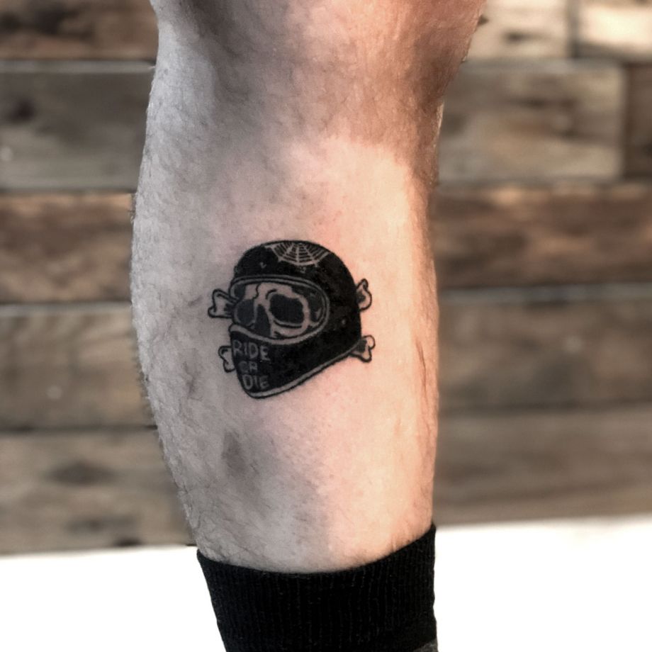 Tatuaje black work de un casco de moto
