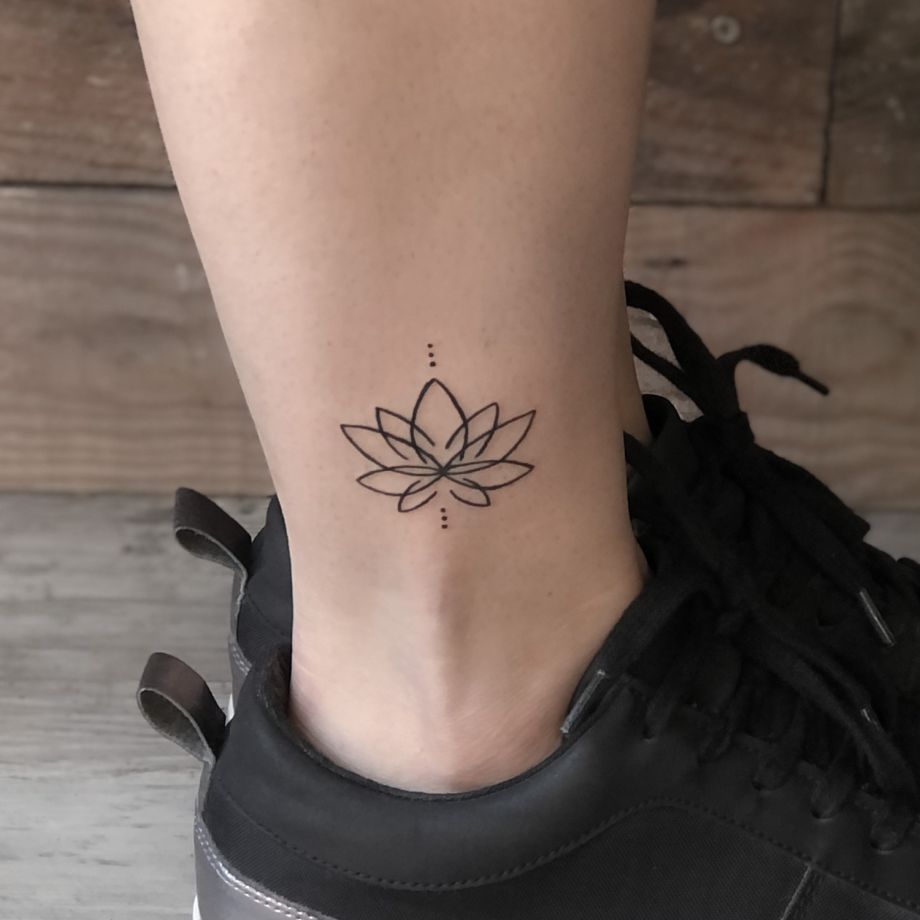 Tatuaje de línea de una flor de loto