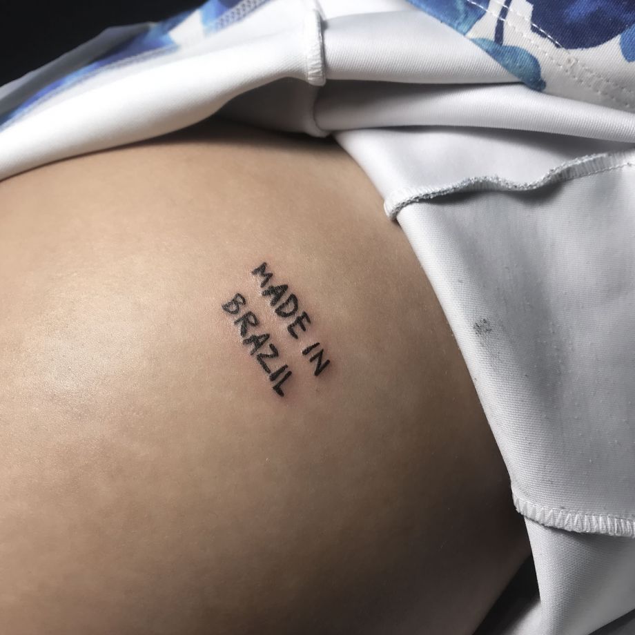Tatuaje lettering de "MADE IN BRAZIL"